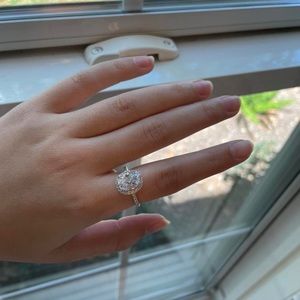 Nordstrom Rack Silver Round-Cut Diamond Ring Size 6